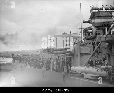 BESUCH DES KÖNIGS UND DER KÖNIGIN IN BELFAST AUF DER HMS PHOEBE. 1942. - Ihre Majestäten auf Deck der HMS PHOEBE, während der Kreuzer an der Anlegestelle bei Belfast vorbeikommt Stockfoto