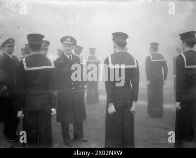 DER FÜNFTE SEE LORD INSPIZIERT MARINEFLUGLEHRLINGE UND ÜBERREICHT PREISE. 12. UND 13. DEZEMBER 1944 HMS DAEDALUS II., ROYAL MARINEFLUGSTATION, NEWCASTLE-UNDER-LYME. VIZEADMIRAL D W BOYD, CB, CBE, DSC, FIFTH SEA LORD, INSPEKTION VON MARINEFLUGAUSZUBILDENDEN. - Der Fünfte See-Lord inspiziert kanadische Marine-Luft-Lehrlinge, die auf der Station ausgebildet werden Stockfoto