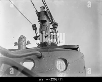 DAS U-BOOT THUNDERBOLT, EHEMALS HMS THETIS, KEHRTE NACH EINER PATROUILLE NACH HARBOUR ZURÜCK. 1940. - Lieut J Stevens, der erste Lieutenant auf der Brücke Stockfoto