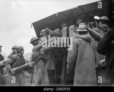 Vom 11. Bis 15. März 1944 werden an Bord des Zerstörers der Hunt-Klasse HMS Exmoor in Neapel Männer gezeigt, die eine der Geschützbesatzungen des Schiffes bedienen. Stockfoto