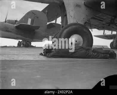 AN BORD DER HMS SIEGREICH. 16. UND 17. NOVEMBER 1941 IN HVALFJORD, ISLAND. - Ein Mechaniker der Fleet Air Arm hängt an den Keilen, während sich ein Fairey Albacore vor dem Start erwärmt. Der Fluss ist so mächtig, dass jeder, der hinter dem Flugzeug steht, ins Meer gesprengt wird Stockfoto