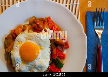 Spiegelei auf Pisto Manchego, aus nächster Nähe. La Mancha, Spanien. Stockfoto