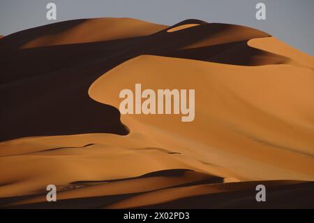 Malerische orange Dünen von Ubari, Sahara Wüste, Libyen, Nordafrika, Afrika Stockfoto