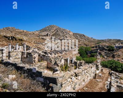 Blick auf den Isis-Tempel und den Berg Kynthos, die archäologische Stätte von Delos, das UNESCO-Weltkulturerbe, die Insel Delos, die Kykladen und die griechischen Inseln Stockfoto