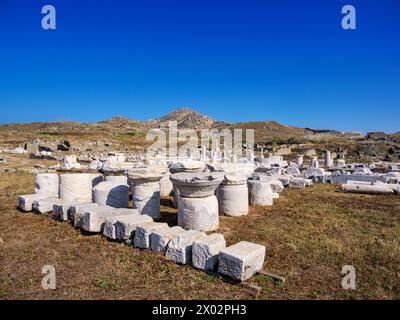 Blick auf den Berg Kynthos, die archäologische Stätte von Delos, das UNESCO-Weltkulturerbe, die Insel Delos, die Kykladen, die griechischen Inseln, Griechenland, Europa Stockfoto