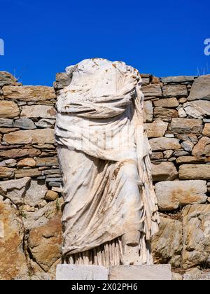 Kopflose Statue am Isis-Tempel, archäologische Stätte von Delos, UNESCO-Weltkulturerbe, Insel Delos, Kykladen, griechische Inseln, Griechenland, Europa Stockfoto