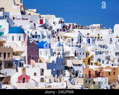 Blick auf die blauen Kuppelkirchen der Auferstehung des Herrn und des Heiligen Spyridon, das Dorf Oia, die Insel Santorini (Thira), die Kykladen und die griechischen Inseln Stockfoto