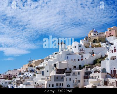 Blick auf die Windmühlen, Oia Village, Santorini (Thira) Island, Kykladen, griechische Inseln, Griechenland, Europa Stockfoto