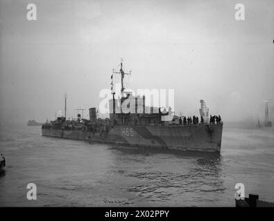 DIE ROYAL NAVY WÄHREND DES ZWEITEN WELTKRIEGS – die HMS BOADICEA, der britische Zerstörer der Beagle-Klasse, unterwegs in Küstengewässern vor der Greenock Royal Navy, BOADICEA (HMS) Stockfoto