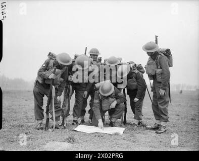 Am 27. April 1940 studierten Soldaten des 2. Bataillons, Essex Regiment, während einer militärischen Übung in Meurchin Karten im Rahmen der Vorbereitungen der britischen Armee in Frankreich. Stockfoto