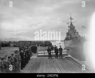 BESUCH DES KÖNIGS UND DER KÖNIGIN IN BELFAST AUF DER HMS PHOEBE. 1942. - Der Kreuzer HMS PHOEBE, mit ihren Majesties an Bord, kommt am Pier entlang Stockfoto