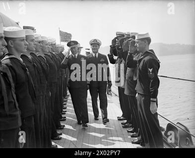 BESUCH VON PRÄSIDENT TRUMAN. 2. AUGUST 1945 AN BORD DER USS AUGUSTA IN PLYMOUTH. DER PRÄSIDENT DER VEREINIGTEN STAATEN, HARRY TRUMAN, BESUCHTE GROSSBRITANNIEN ZUM ERSTEN MAL UND WURDE VON HM THE KING AN BORD DER HMS RENOWN IN PLYMOUTH GETROFFEN. - Der König gibt den Gruß zurück, während er die Soldaten der USS AUGUSTA inspiziert Stockfoto