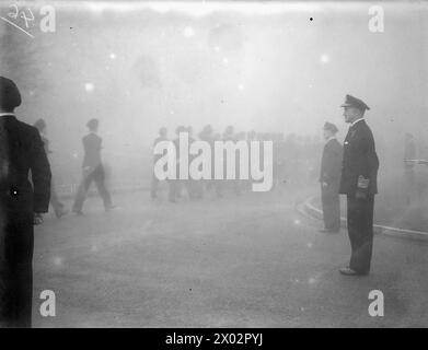 DER FÜNFTE SEE LORD INSPIZIERT MARINEFLUGLEHRLINGE UND ÜBERREICHT PREISE. 12. UND 13. DEZEMBER 1944 HMS DAEDALUS II., ROYAL MARINEFLUGSTATION, NEWCASTLE-UNDER-LYME. VIZEADMIRAL D W BOYD, CB, CBE, DSC, FIFTH SEA LORD, INSPEKTION VON MARINEFLUGAUSZUBILDENDEN. - Der Herr des Fünften Meeres an der Basis, als die Naval Air-Lehrlinge im Nebel vorbeimarschierten Stockfoto