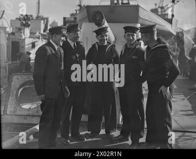 128 JAHRE IN DER MARINE. 15. FEBRUAR 1943, HARWICH, INSGESAMT 128 JAHRE DIENST IN DER ROYAL NAVY, IST DER KOMBINIERTE REKORD VON FÜNF EINSÄTZEN IM ZERSTÖRER HMS MACKAY. ALLE DIESE MÄNNER SIND MARINEPENSIONÄRE, DIE DEN GROSSTEIL IHRES LEBENS AUF SEE VERBRACHT HABEN. EINIGE MÄNNER WURDEN BEI KRIEGSAUSBRUCH IN DIE NAVY ZURÜCKGERUFEN. - Von links nach rechts: Petty Officer Mathie, Chief Telegraph Bycroft, Able Seaman Slaney, Able Seaman Copp, Able Seaman Orman Stockfoto