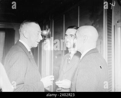 DORCHESTER DINNER FÜR FÄHRBESATZUNGEN. 17. AUGUST 1943, DORCHESTER HOTEL, LONDON. EIN ABENDESSEN FÜR BRITISCHE FÄHRBESATZUNGEN, DAS SIND EINIGE DER MÄNNER VON 17 BIS 70, DIE ALS FREIWILLIGE SEELEUTE UNTER DER ADMIRALITÄT DIE RUNNER CREWS DES KLEINEN SCHIFFES BEREITSTELLEN. - Von links nach rechts: Lord Hillingham, G H Lewis und E Campbell-Muir Stockfoto