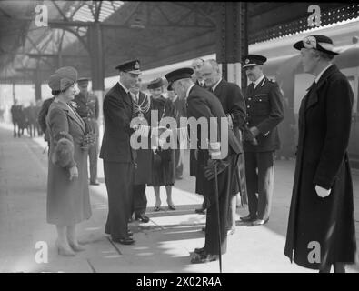 Ihre Majesties der König und die Königin besuchen das Western Approaches Command in Plymouth am 20. März 1941, begrüßt von Commander-in-Chief Admiral Sir Martin E. Dunbar-Nasmith. Stockfoto
