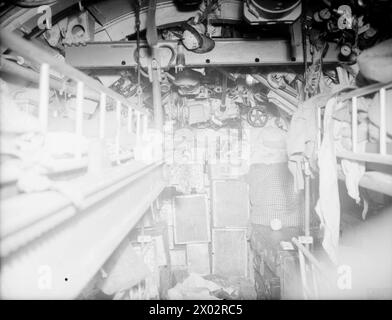 AN BORD DER KAPITULIERTEN U 532. 18. MAI 1945, GLADSTONE DOCK, LIVERPOOL. AN BORD DER U 532 GAB SICH DIE BLOCKADE DES DEUTSCHEN U-BOOTS AUF DEM WEG VON JAPAN MIT EINER LADUNG AUS TIN, CHININ, WOLFRAM UND GUMMI IM ATLANTIK AUF. - Im Torpedofach und im Seemannschaos Stockfoto