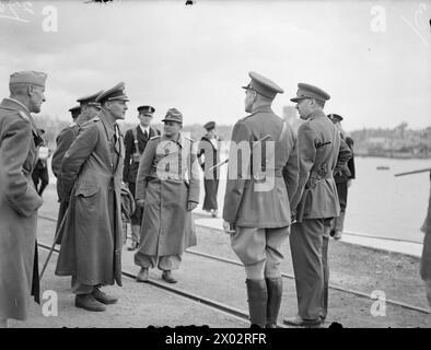 ROMMELS OFFIZIERE KOMMEN ALS GEFANGENE NACH GROSSBRITANNIEN. 30. MAI 1943, DEVONPORT. - Die Werft-Szene, als deutsche Offiziere von Rommels Armee als Kriegsgefangene aus Nordafrika ankamen Stockfoto