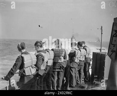 ZERSTÖRER FÜHREN ÜBUNGEN DURCH. SEPTEMBER 1940 AN BORD DER HMS KELVIN. - Ein paar Mitglieder der RAF, die während der Übungen im Zerstörer waren Stockfoto