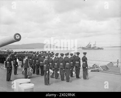 DER KÖNIG BESUCHT DIE HEIMATFLOTTE. 15. AUGUST 1943, SCAPA FLOW. DER KÖNIG BESUCHTE MÄNNER UND SCHIFFE DER HEIMATFLOTTE, ER GING AN BORD DES FLOTTENFÜHRERS HMS ONSLOW, DER IHN ZUM FLAGGSCHIFF HMS DUKE OF YORK BRACHTE. HIER TRAF DER KÖNIG AUF ADMIRAL SIR BRUCE A FRASER, KBE, CB, C-IN-C-FLOTTE. - Szene von HMS DUKE OF YORK, als der König in HMS PHOEBE ging Stockfoto