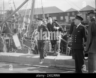 Am 24. August 1940 besuchte Konteradmiral R L Ghormley von der US Navy das Western Approaches Command in Devonport und inspizierte einen Minensucher in den Millbay Docks. Stockfoto