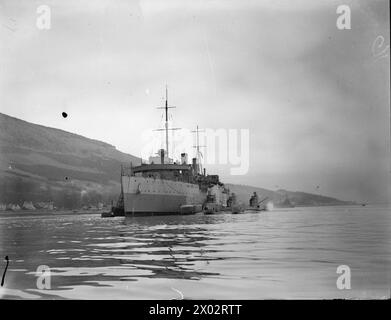 DAS U-BOOT THUNDERBOLT, EHEMALS HMS THETIS, KEHRTE NACH EINER PATROUILLE NACH HARBOUR ZURÜCK. 1940. - Die HMS THUNDERBOLT (rechts) legt mit anderen U-Booten neben ihrem Depot-Schiff an Stockfoto