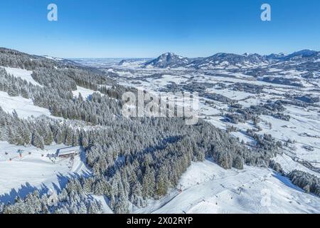 Herrliche Bedingungen für Wintersport im Skigebiet am Bolsterlanger Horn im Allgäu Ausblick auf das winterlich verschneite Oberallgäu rund um Bols Bol Stockfoto