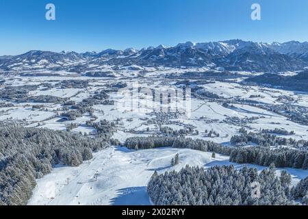 Herrliche Bedingungen für Wintersport im Skigebiet am Bolsterlanger Horn im Allgäu Ausblick auf das winterlich verschneite Oberallgäu rund um Bols Bol Stockfoto