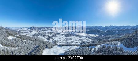 Herrliche Bedingungen für Wintersport im Skigebiet am Bolsterlanger Horn im Allgäu Ausblick auf das winterlich verschneite Oberallgäu rund um Bols Bol Stockfoto