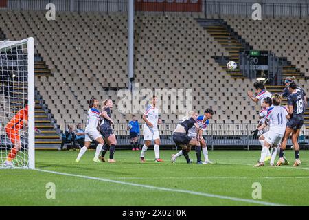 Christchurch, Neuseeland, 9. April 2024: Hannah Wilkinson (rechts) versucht, im Apollo Projects Stadium in Christchurch, Neuseeland, einen Kopfsprung auf das Tor zu lenken. Quelle: James Foy / Alamy Live News Stockfoto