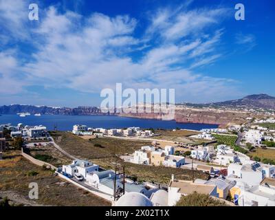 Blick auf die Caldera von der venezianischen Burg, dem Dorf Akrotiri, der Insel Santorini (Thira), den Kykladen, den griechischen Inseln, Griechenland, Europa Stockfoto