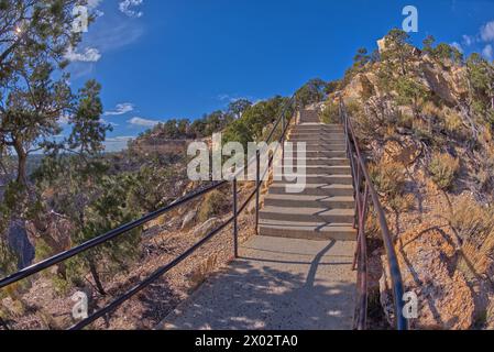 Eine Treppe führt hinunter zum Trailview und überblickt East Vista am Grand Canyon South Rim, abseits der Hermit Road, Grand Canyon, Arizona, Vereinigte Staaten von Amerika Stockfoto