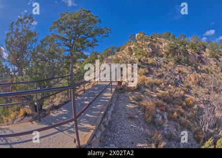 Eine Treppe führt hinunter zum Trailview und überblickt East Vista am Grand Canyon South Rim, abseits der Hermit Road, Grand Canyon, Arizona, Vereinigte Staaten von Amerika Stockfoto