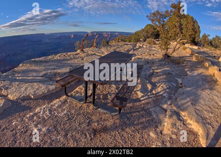 Ein Picknicktisch aus Stahl in der Nähe einer Klippe auf der Westseite von Mohave Point am Grand Canyon, UNESCO-Weltkulturerbe, Arizona, Vereinigte Staaten von Amerika Stockfoto