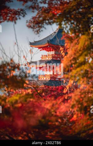 Kiyomizu-dera buddhistischer Tempel und Sanjunoto dreistöckige Pagode mit Herbstfarben, Kyoto, UNESCO-Weltkulturerbe, Honshu, Japan, Asien Stockfoto