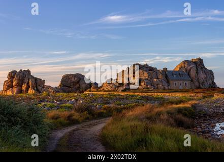 Das Haus zwischen den Felsen, Le Gouffre, Plougrescant, Cotes-d'Armor, Bretagne, Frankreich, Europa Stockfoto