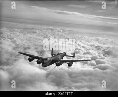 FLUGZEUGE DER ROYAL AIR FORCE 1939–1945: AVRO 683 LANCASTER. - Lancaster B Mark III, LM449 „PG-H“, vom No. 619 Squadron RAF mit Sitz in Coningsby, Lincolnshire, im Flug Royal Air Force, Royal Air Force Regiment, Sqdn, 116 Stockfoto