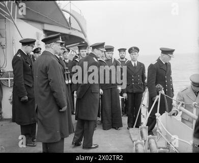 DER KÖNIG BESUCHT DIE HEIMATFLOTTE 4 TAGE. 20. MÄRZ 1943, SCAPA FLOW, TRUG DIE UNIFORM EINES ADMIRALS DER FLOTTE, BESUCHTE DER KÖNIG DIE HEIMATFLOTTE FÜR VIER TAGE. - Seine Majestät der König verlässt HMS ANSTURM Stockfoto