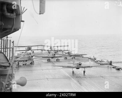 MALTA KONVOI. 10-12. AUGUST 1942. - SeeHurrikane auf dem Flugdeck der HMS UNBEZÄHMBAR Stockfoto