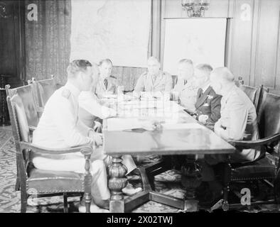 BRITISCHE UND KANADISCHE STABSCHEFS BERATEN SICH IN QUÉBEC. 3. AUGUST 1943, HOTEL FRONTENAC. - Von links nach rechts: Lord Louis Mountbatten (Chef des kombinierten Einsatzes), Flottenadmiral Sir Dudley Pound (Chef des Marinestabes), General Sir Alan Brooke (CIGS), Air Chief Marshal Sir Charles Portal (Chef des Luftstabes) Lieut Gen Sir H Ismay (Stabschef des Verteidigungsministers) Air Marshal L S Breadner (kanadischer Stabschef) Vizeadmiral Percy Nelles (Stabschef der kanadischen Marine) und Lieut Gen R Stuart (Stabschef der kanadischen Armee) Stockfoto