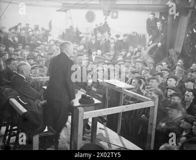 DER ERSTE HERR DER ADMIRALITÄT, HERR A V ALEXANDER, BESUCHT DIE WERFTEN VON LONDONS. 9. OKTOBER 1942. - Der erste Herr spricht mit einer Gruppe von Arbeitern Stockfoto