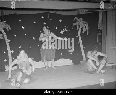 Am 18. Dezember 1942 bot die Home Fleet Weihnachtsunterhaltung an Bord eines Zerstörer-Depot-Schiffes in Scapa Flow, einschließlich eines Hula-Hula-Tanzes von Besatzungsmitgliedern. Stockfoto