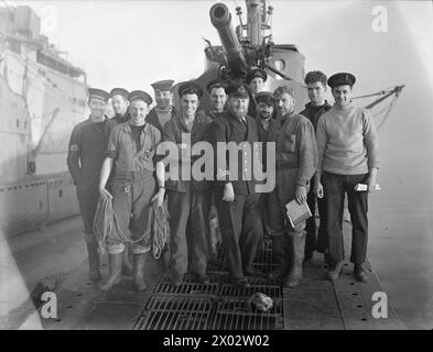 DAS U-BOOT THUNDERBOLT, EHEMALS HMS THETIS, KEHRTE NACH EINER PATROUILLE NACH HARBOUR ZURÜCK. 1940. - Ein Teil der Crew der THUNDERBOLT, Lieut J Stevens, der erste Lieutenant ist im Zentrum Stockfoto