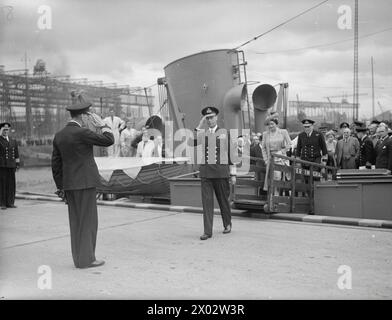 BESUCH DES KÖNIGS UND DER KÖNIGIN IN BELFAST AUF DER HMS PHOEBE. 1942. Der König grüßt, als er von der HERZOGIN VON ABERCORN aussteigt Stockfoto