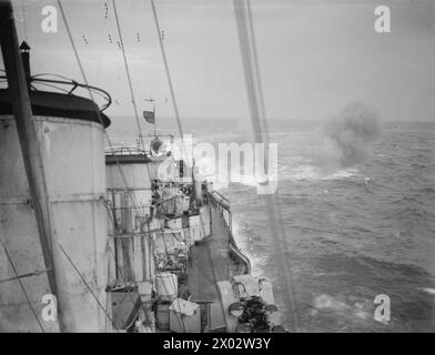 AN BORD DER HMS ESKIMO. FEBRUAR 1942, AN BORD DES ZERSTÖRERS DER STAMMESKLASSE IN DEN NÖRDLICHEN GEWÄSSERN. - Die 4,7' Kanonen der HMS ESKIMO feuern Stockfoto