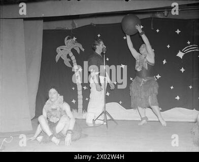 Am 18. Dezember 1942 führen die Besatzungsmitglieder einen Hula-Hula-Tanz zur Weihnachtsunterhaltung an Bord eines Zerstörerdepot-Schiffes in Scapa Flow auf. Stockfoto