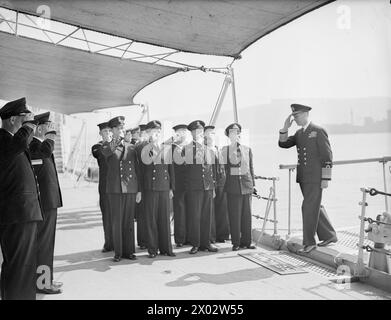 BESUCH VON PRÄSIDENT TRUMAN. 2. AUGUST 1945 AN BORD DER HMS RENOWN IN PLYMOUTH. DER PRÄSIDENT DER VEREINIGTEN STAATEN, HARRY TRUMAN, BESUCHTE GROSSBRITANNIEN ZUM ERSTEN MAL UND WURDE VON HM THE KING AN BORD DER HMS RENOWN IN PLYMOUTH GETROFFEN. - Der König wird an Bord von HMS RENOWN gepeitscht Stockfoto