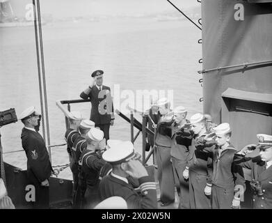 BESUCH VON PRÄSIDENT TRUMAN. 2. AUGUST 1945 AN BORD DER USS AUGUSTA IN PLYMOUTH. DER PRÄSIDENT DER VEREINIGTEN STAATEN, HARRY TRUMAN, BESUCHTE GROSSBRITANNIEN ZUM ERSTEN MAL UND WURDE VON HM THE KING AN BORD DER HMS RENOWN IN PLYMOUTH GETROFFEN. - Der König beim Gruß auf der Gangway der USS AUGUSTA während der britischen Nationalhymne Stockfoto