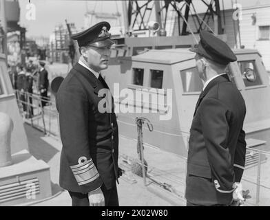 KRONPRINZ OLAV VON NORWEGEN BESUCHT DIE NORWEGISCHE ML-FLOTILLE IN EINEM BRITISCHEN HAFEN. 1941. Kronprinz Olav an Bord eines der Schiffe Stockfoto