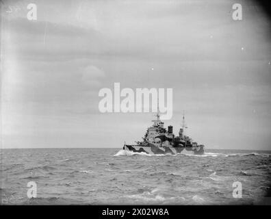 BRITISCHE UND US-AMERIKANISCHE FLUGZEUGE UND KRIEGSSCHIFFE DECKEN DEN RUSSISCHEN KONVOI AB. MAI 1942, AN BORD DER HMS SIEGREICH AUF SEE UND IN HVALFJORD, ISLAND. - Der Kreuzer HMS LONDON in der Battle Squadron, der den Konvoi Royal Navy, LONDON (HMS), Schlachtschiff abdeckt Stockfoto